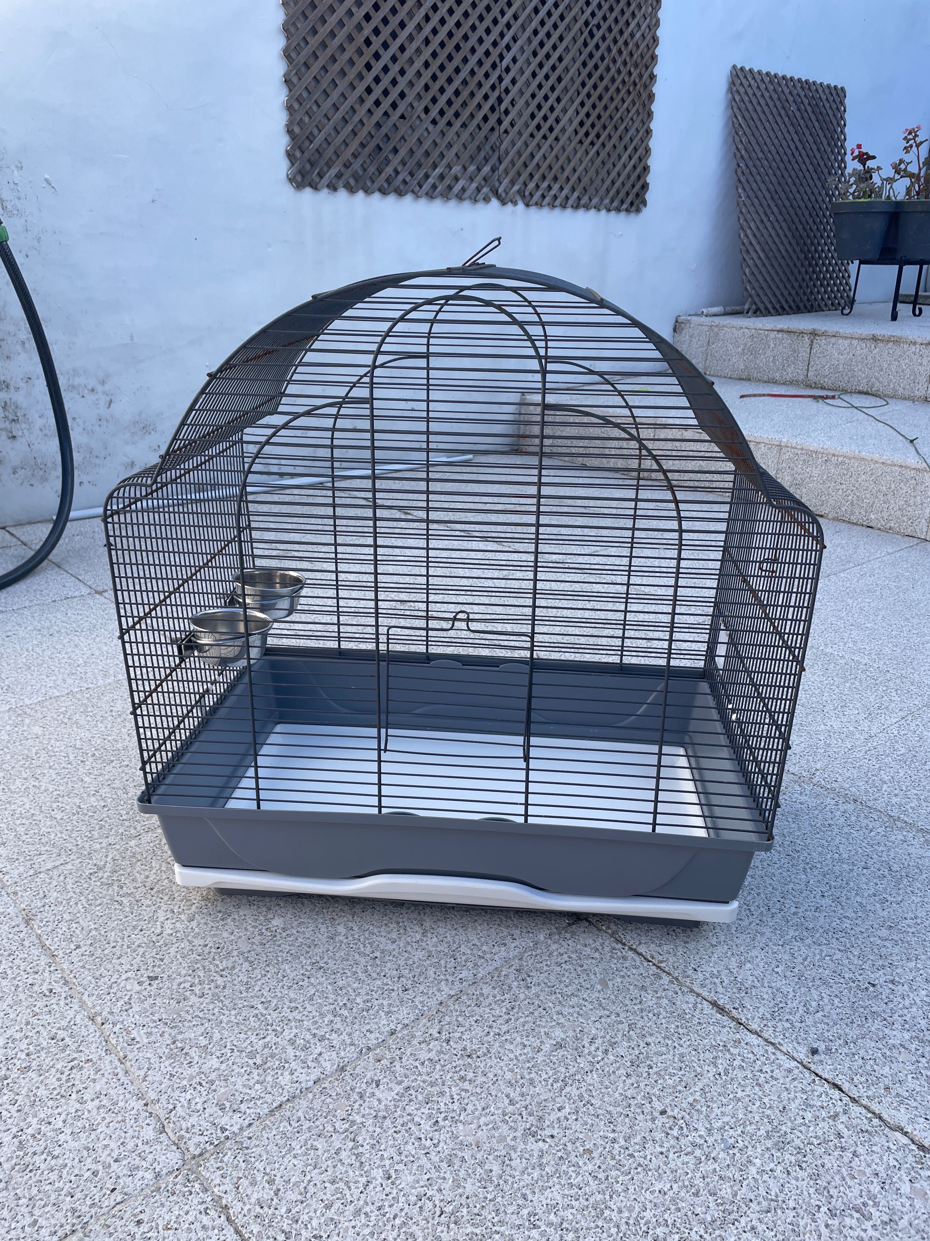 Gaiola espaçosa para aves de pequeno e médio porte