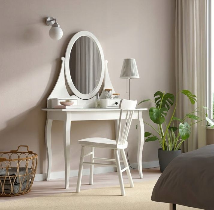 Biała toaletka IKEA Hemnes