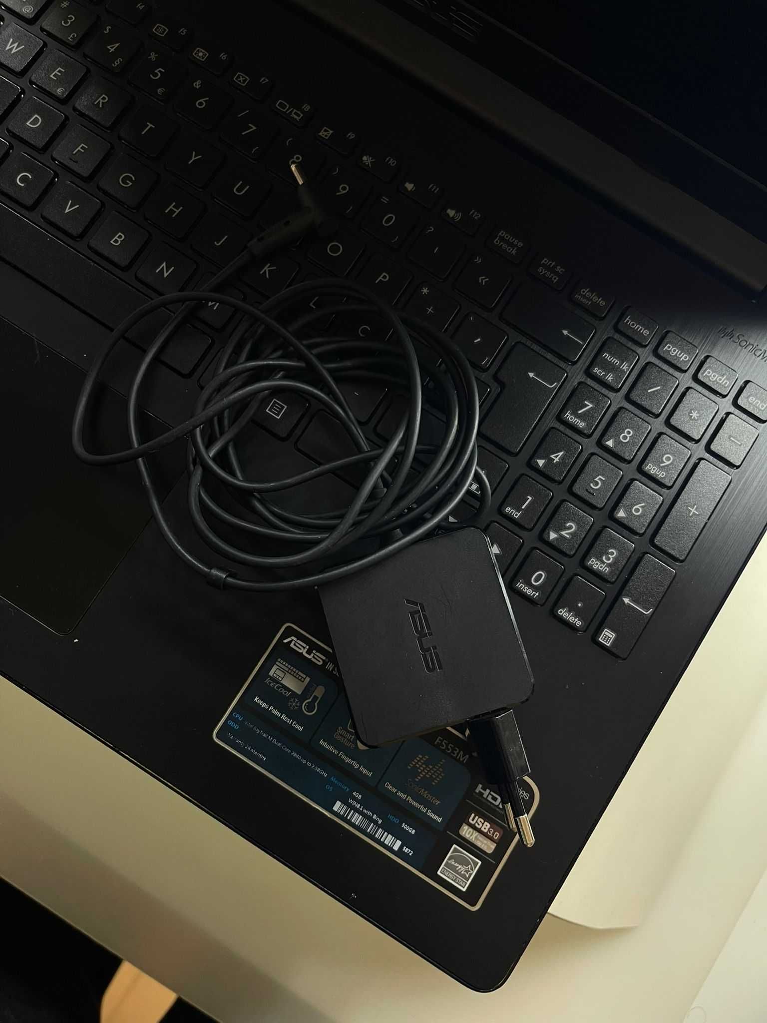 ASUS Laptop / Portátil com 4GB RAM e 500GB HDD (Com Marcas de Uso)