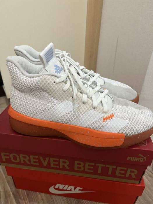 Кросівки Adidas.