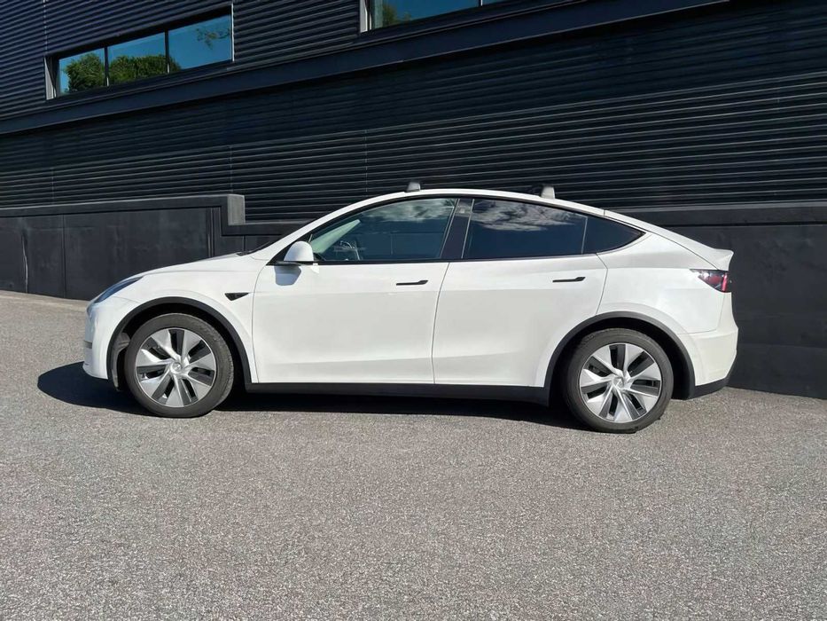 Tesla Model Y      2021