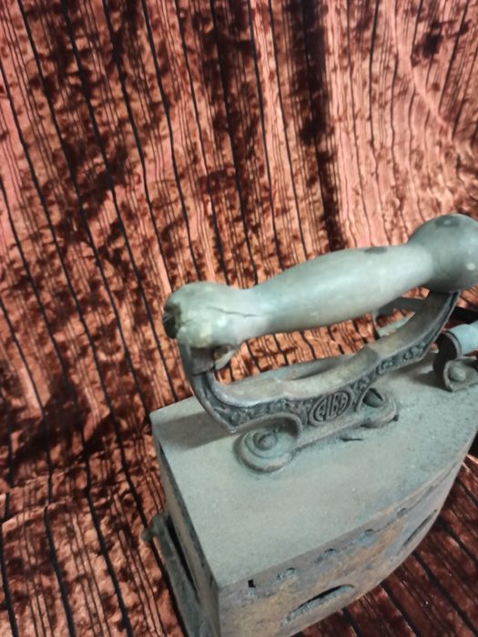 Ferro de engomar antigo a carvão