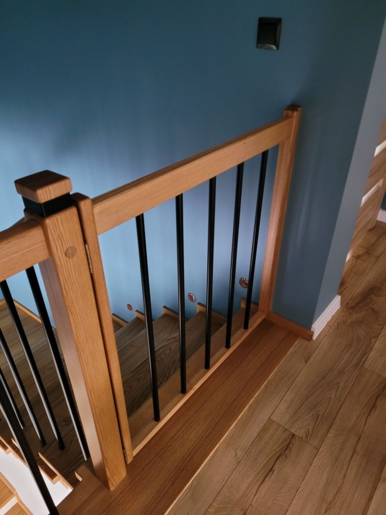 Drewniana bramka zabezpieczająca schody o szer. 100cm