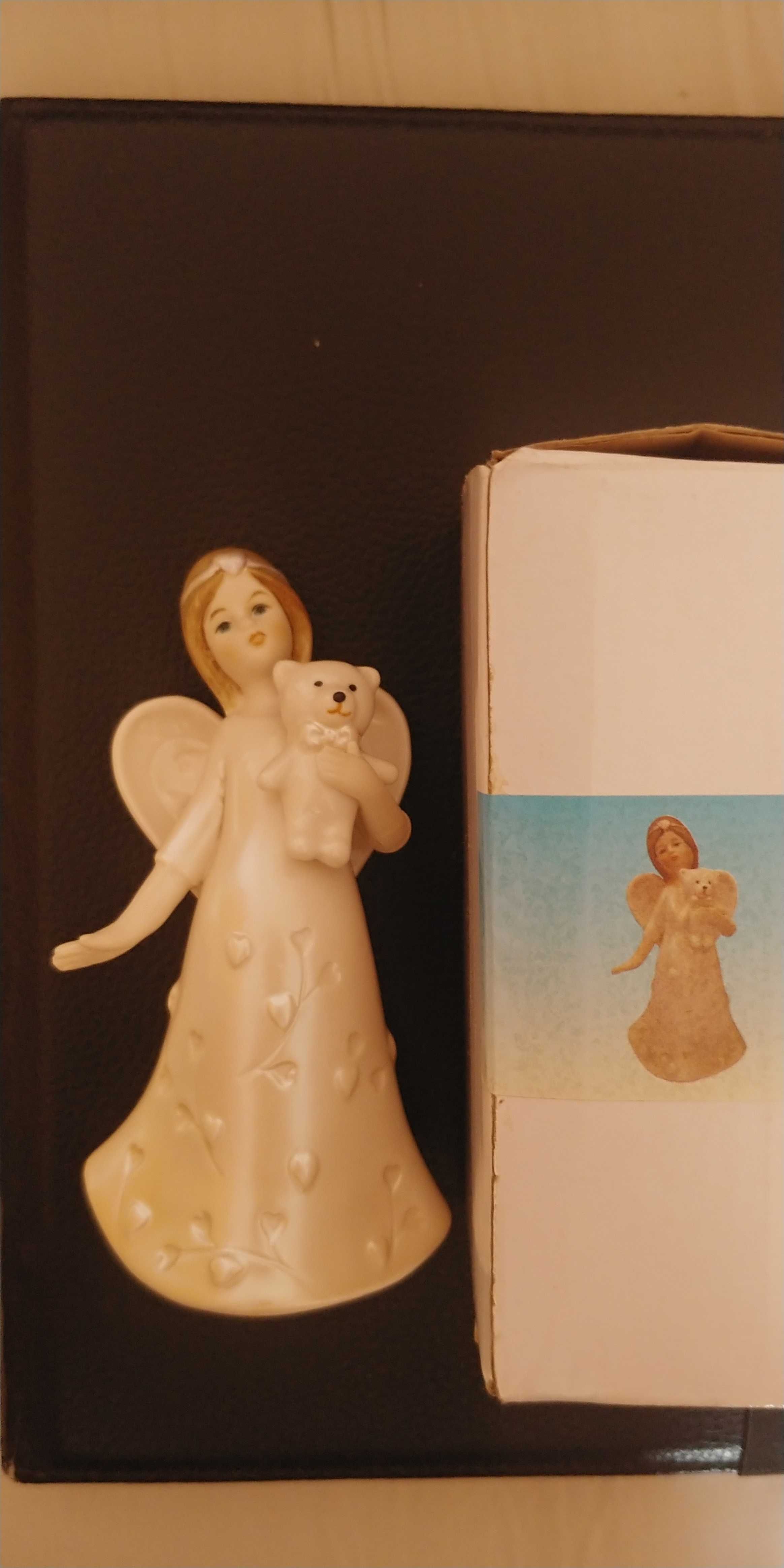 Aniołek z misiem figurka ceramiczna