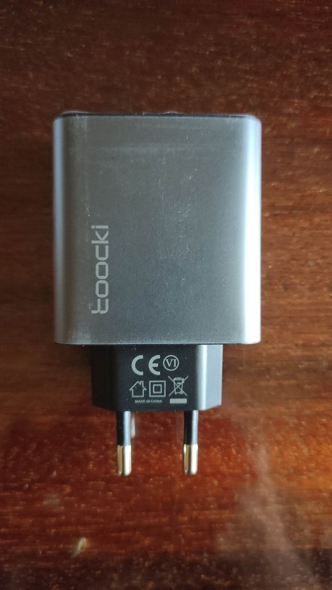 Потужний зарядний пристрій Toocki GaN 67W з LED дисплеєм оригінал