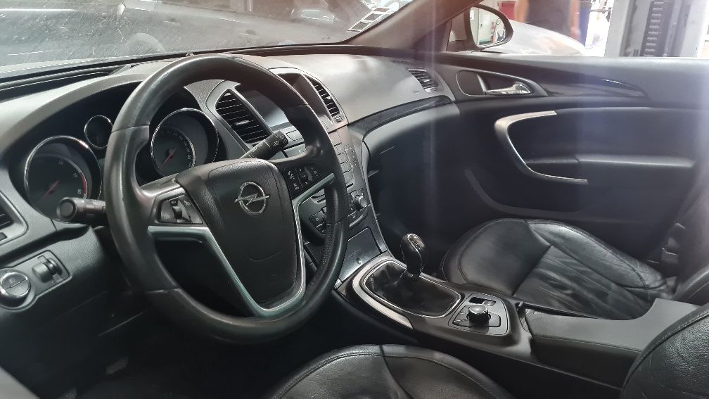 Opel insignia sports tourer avariado