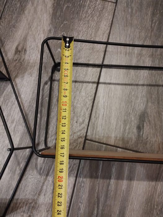 Dwa ekspozytory na zabawki lub inne