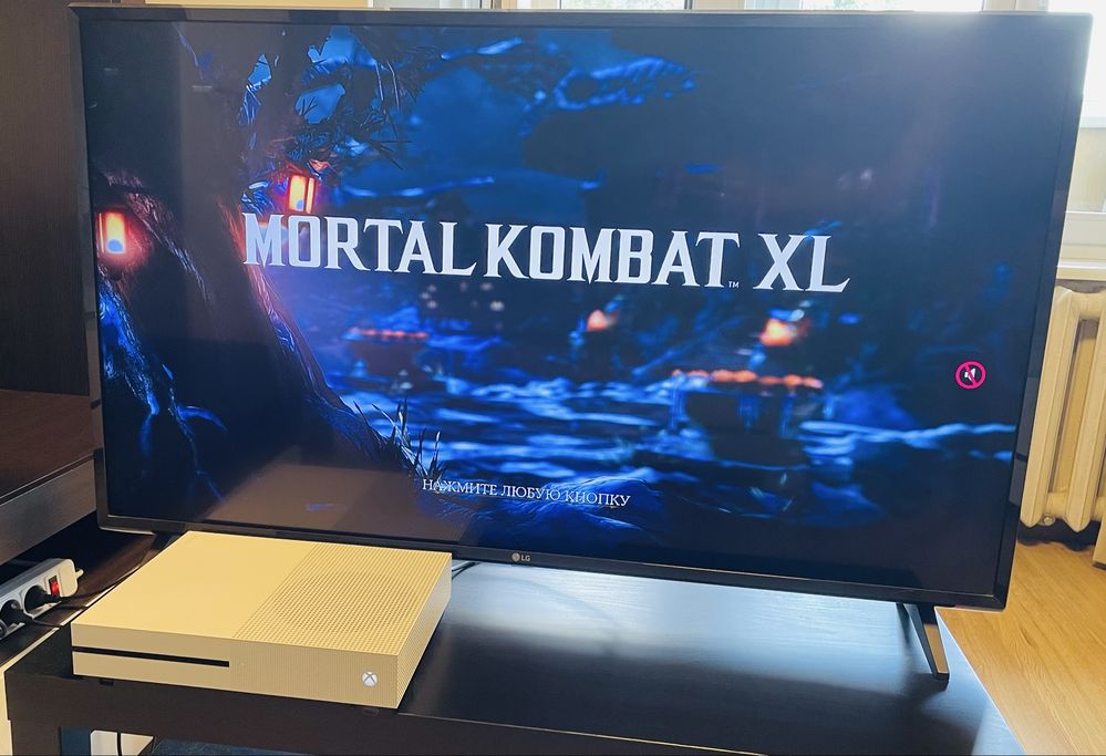 Xbox One S 1ТВ + джойстик + Mortal Kombat