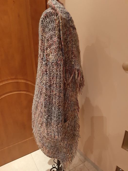 Długi kolorowy sweter oversize frędzle May design kolekcja boho kolory
