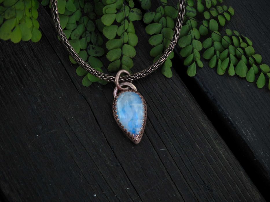 Miedziany wisiorek z niebieskim kamieniem księżycowym