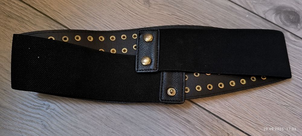 Pasek z tworzywa sztucznego, na gumie ze stożkowymi ćwiekami