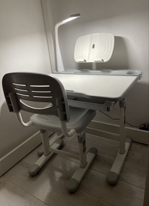 Biurko regulowane + krzesło + akcesoria