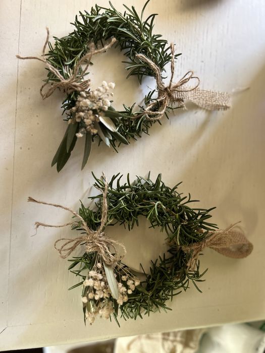 Mini coroa de alecrim com oliveira e flores secas brancas