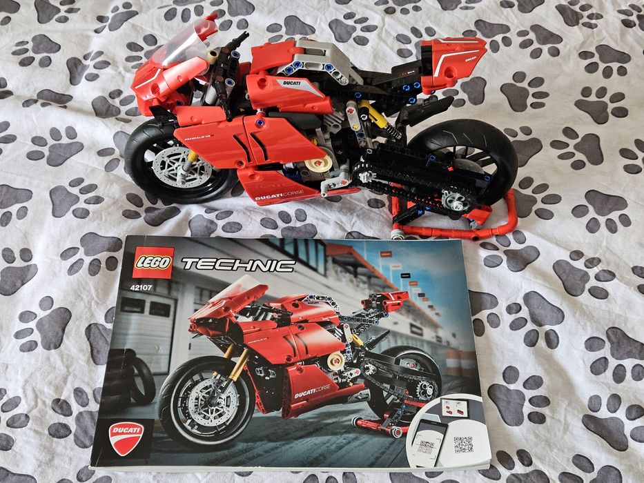 LEGO Technic oficial: Ducati 42107.