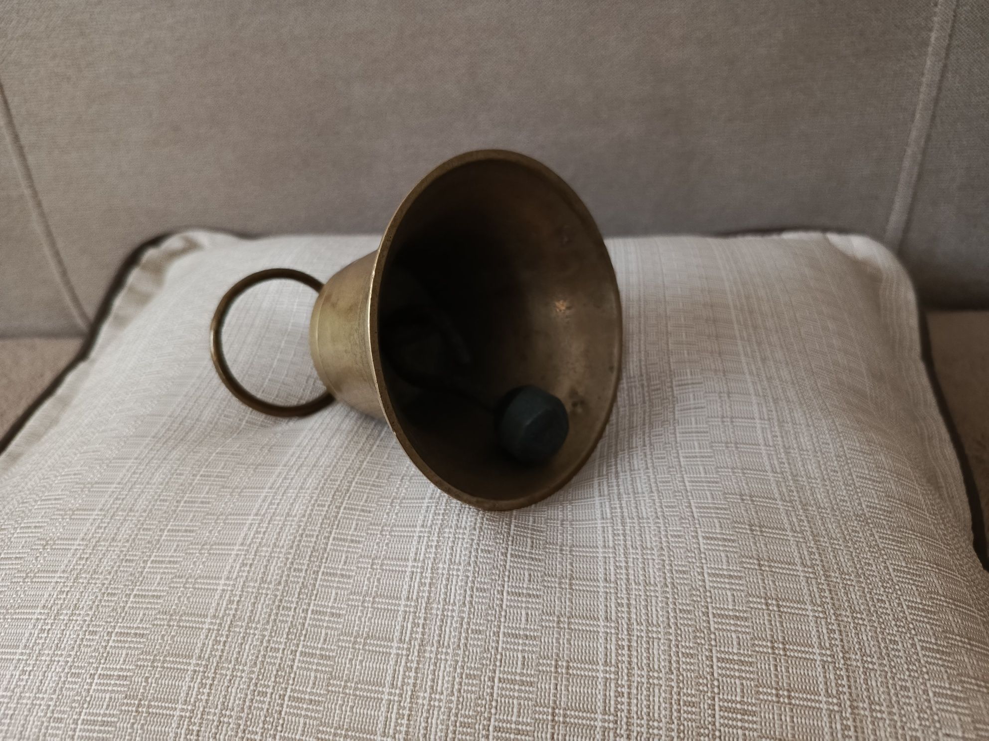 Piękny mosiężny dzwon-nr 14 oznaczenie/średnica kielicha 10 cm