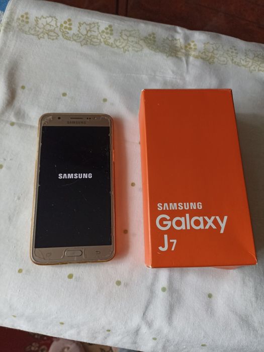 Продам б/у смартфон Samsung Galaxy J7