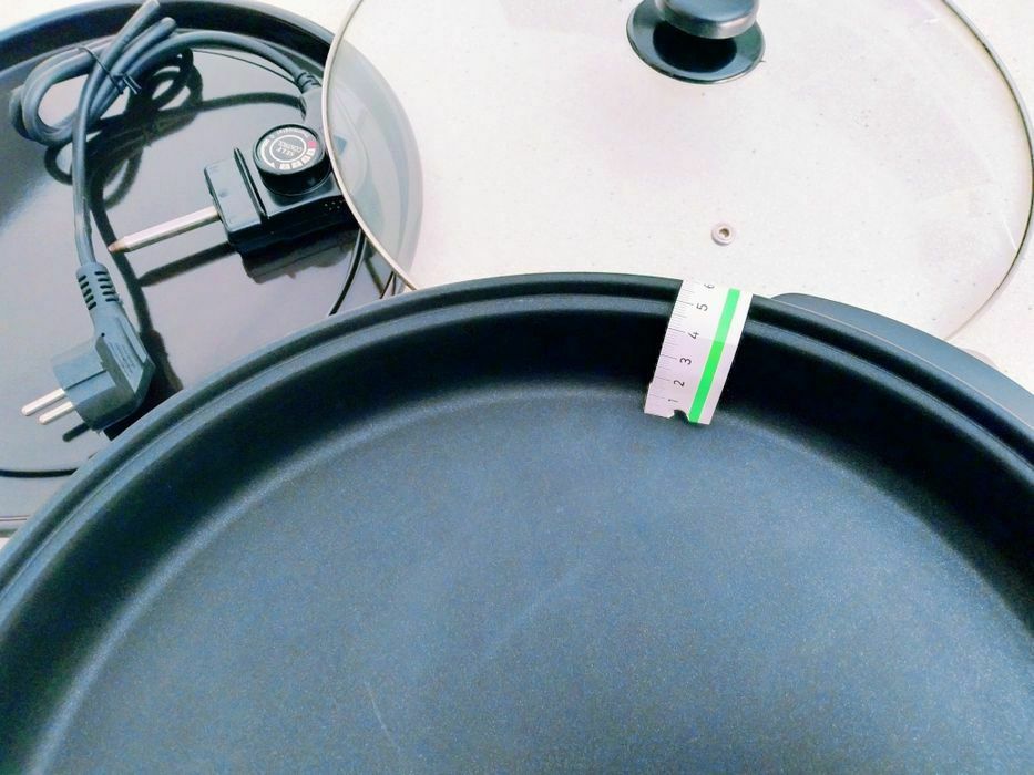 Paelheira elétrica  e prato  com revestimento antiaderente preto nova