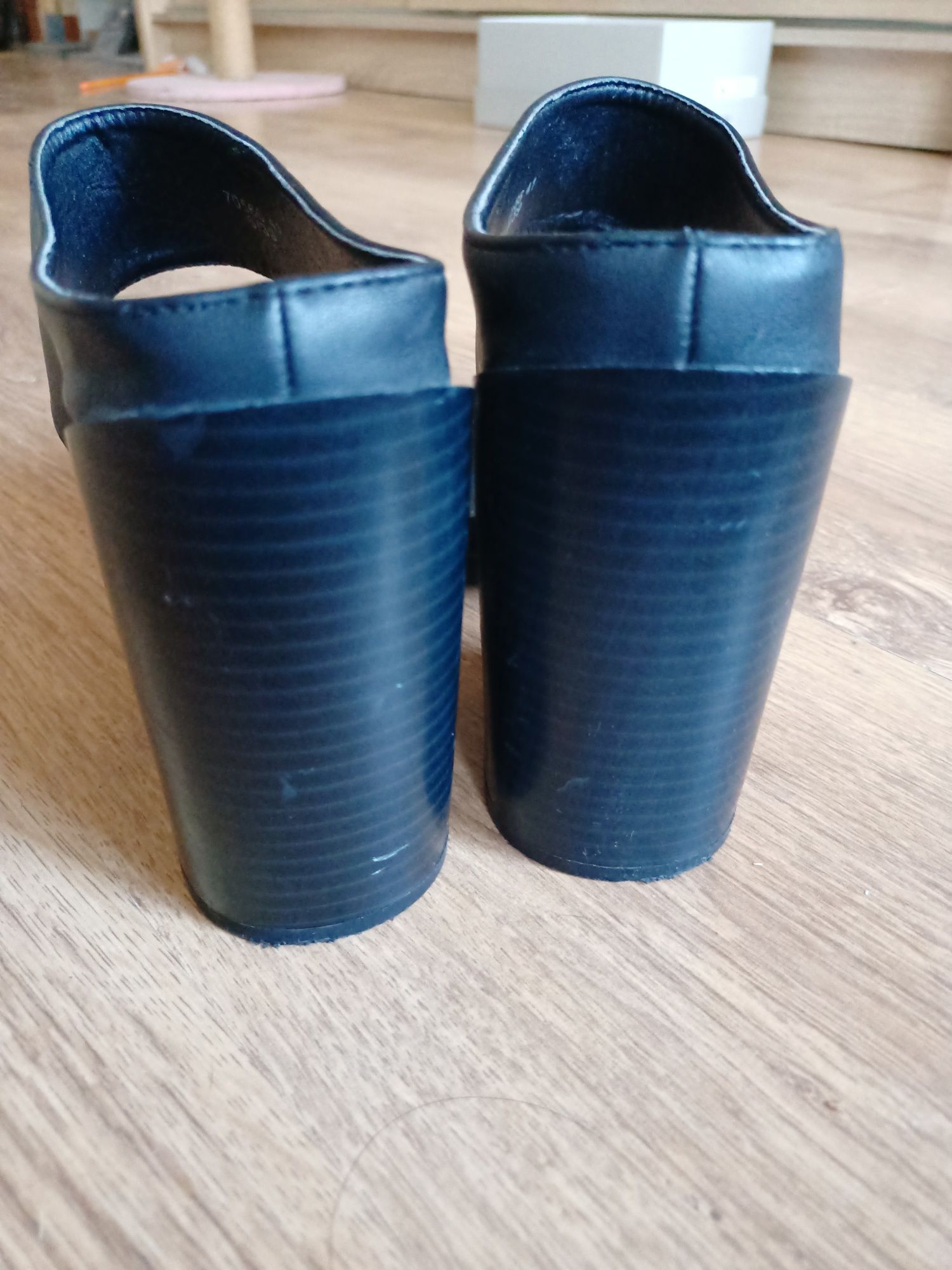 Buty na koturnie