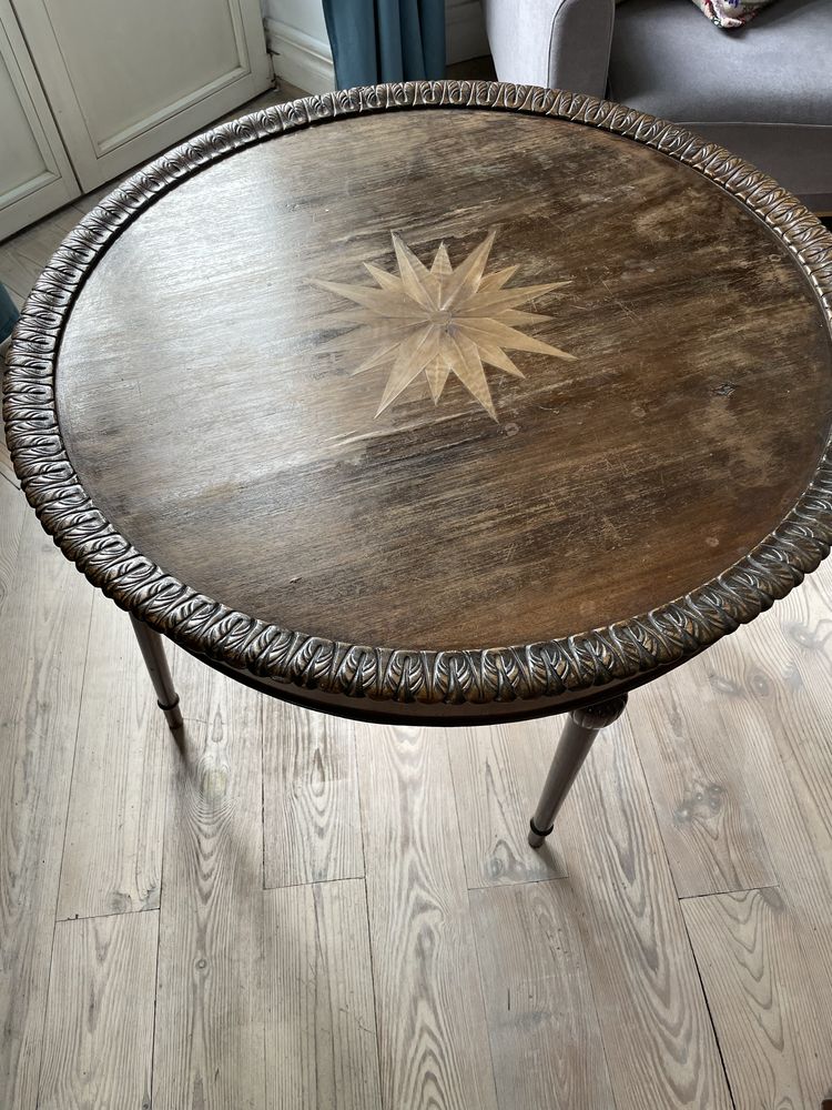 Piękny drewniany stolik z gwiazdą