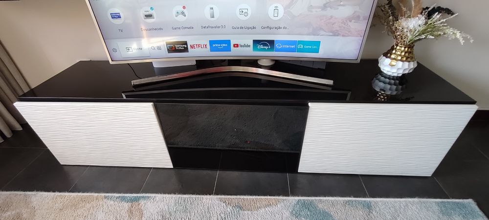 Móvel de TV com arrumação