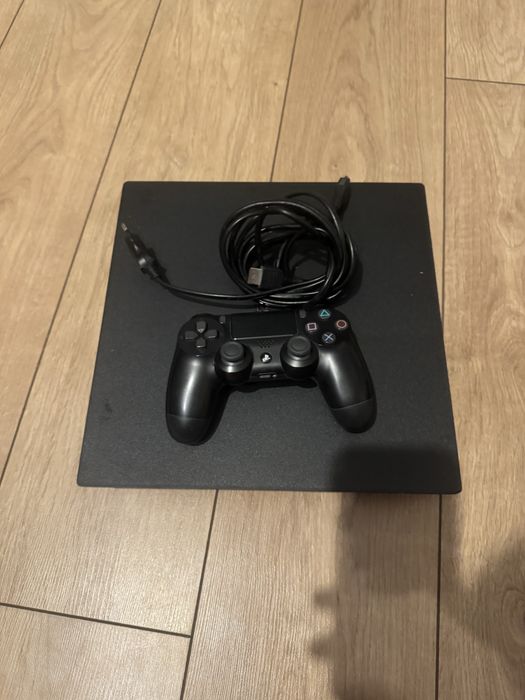 Sprzedam Ps4 pro z grami