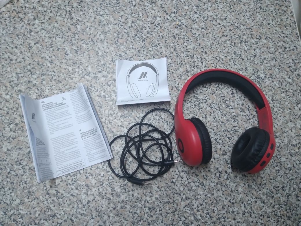 Headphones vermelhos e pretos - Music Hero