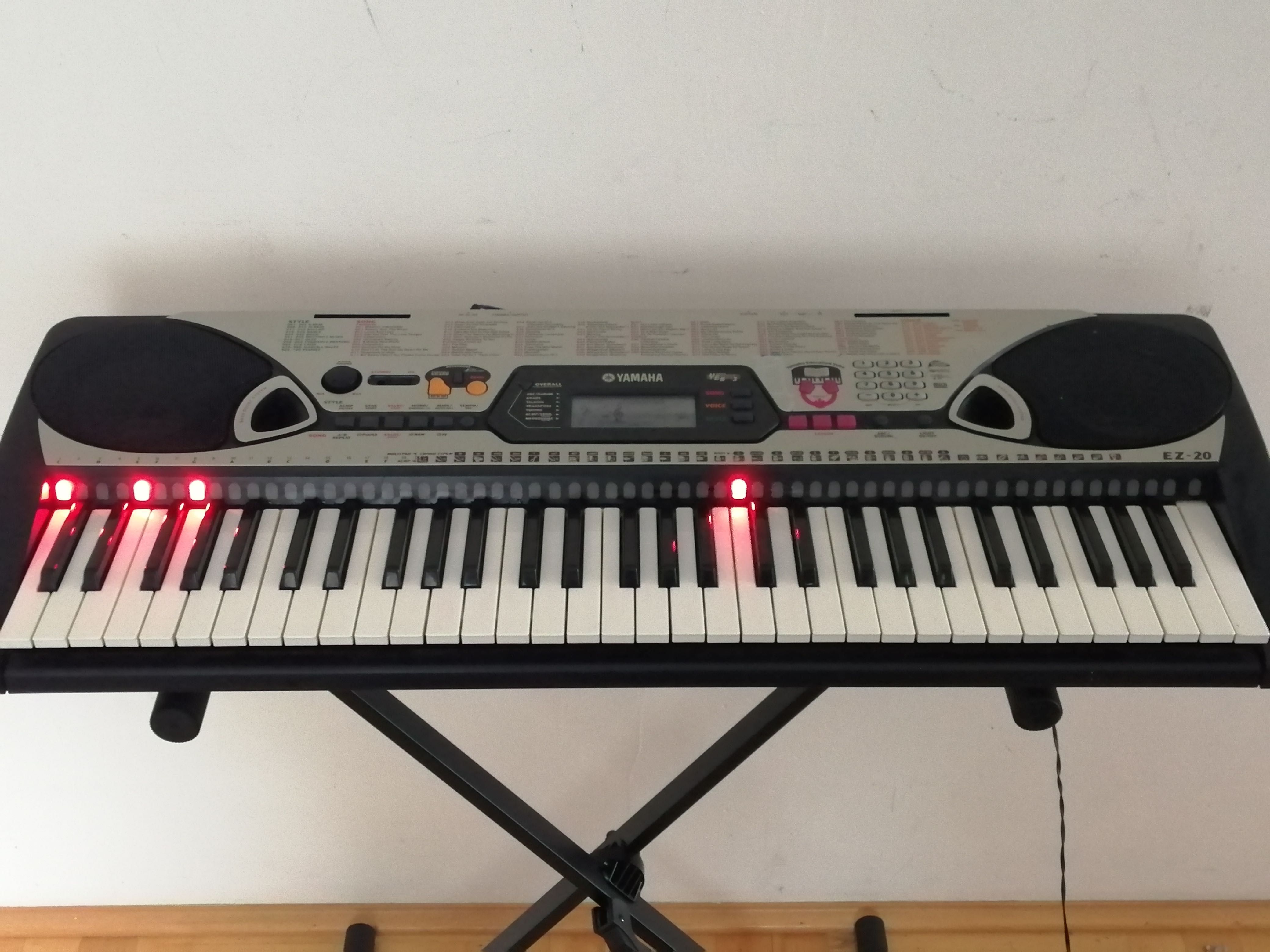 Keyboard Yamaha z podświetleniem oraz MIDI do nauki gry komplet statyw