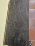 Mesa pequena  de marmore de cor escura