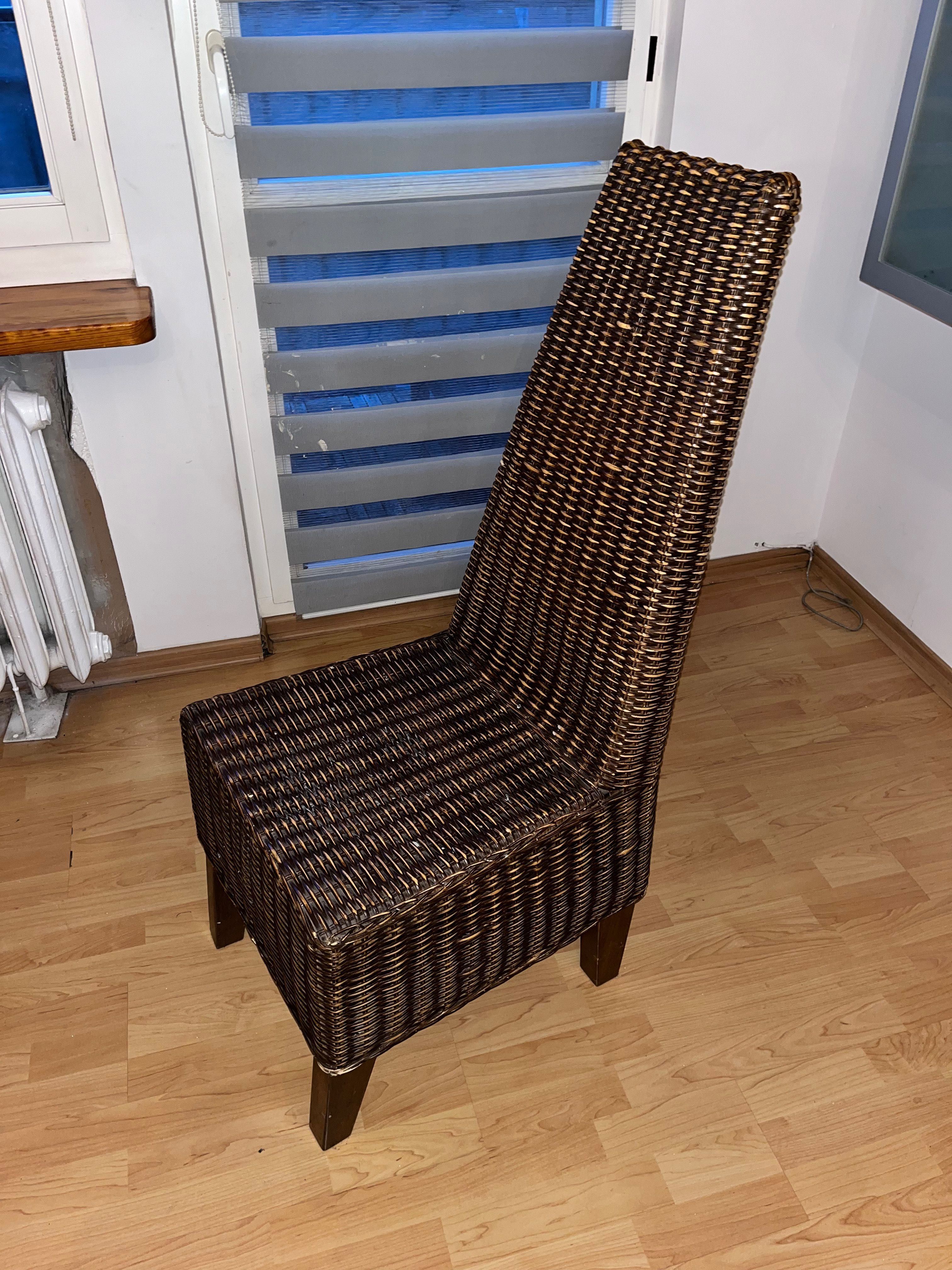 Drewniany stół i 4 ratanowe (wiklinowe) krzesła