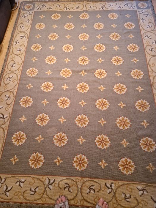 Tapete Arraiolos. Motivos florais tons de verde e beje.