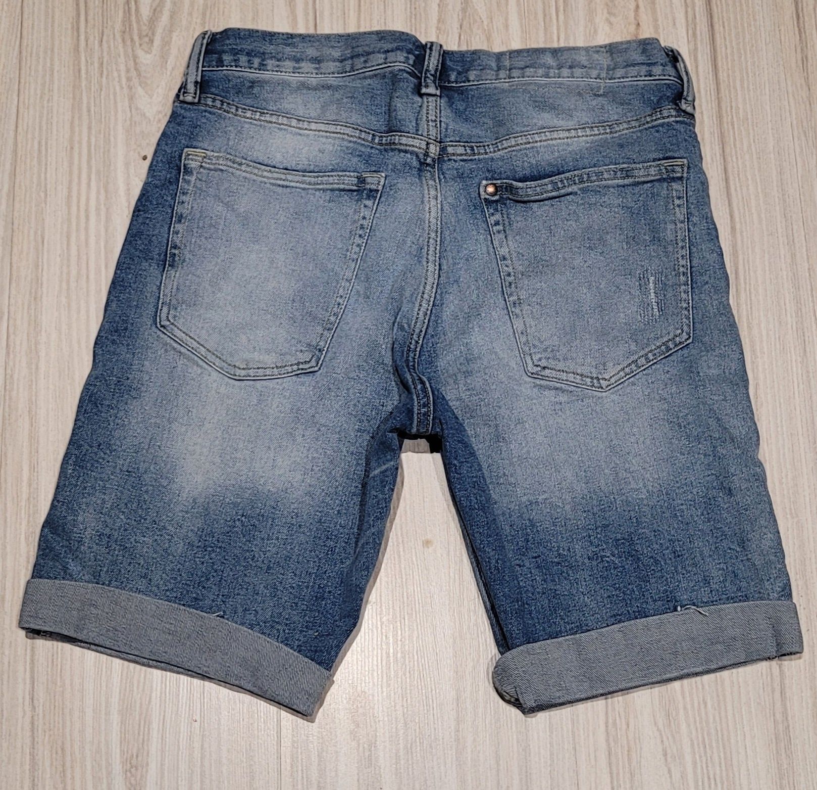 Męskie spodenki  jeansowe z przetarciami  kupione w H&M