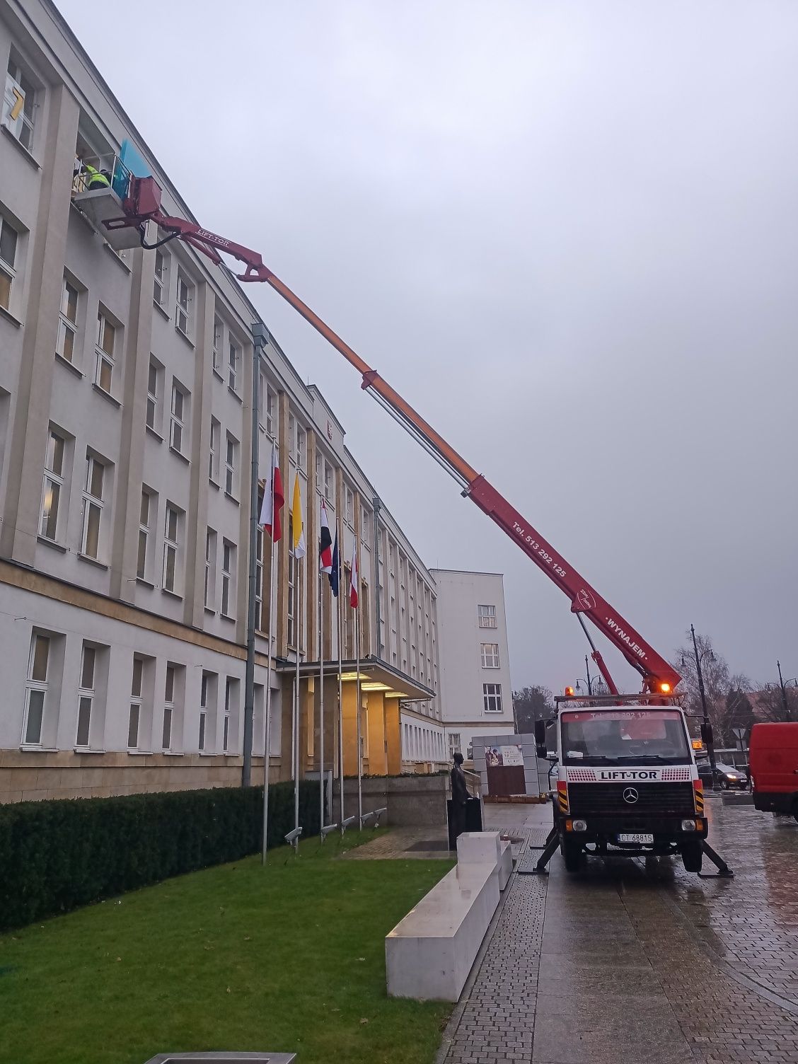Podnośnik koszowy zwyżka wysięgnik 16m 18m 22m 27m 30m 35m całodobowo