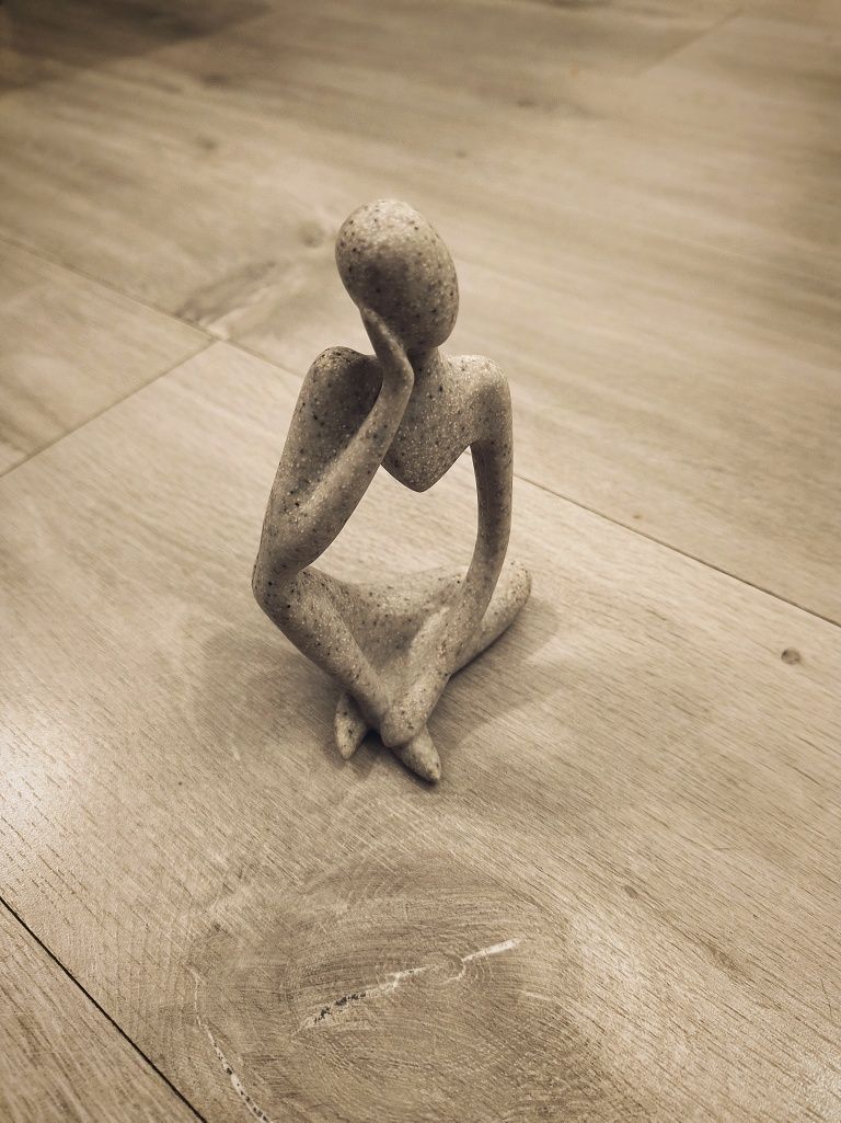 Minimalistyczna Figurka Myśliciela