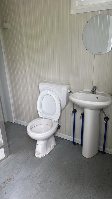 Contentor com sanita e duche