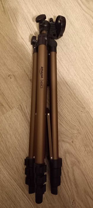 Tripé Amazon Basics - Super leve, com capa.