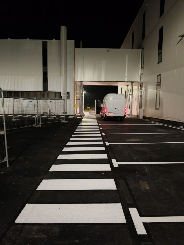 Oznakowanie poziome malowanie parkingów linii pasów miejsc magazyny