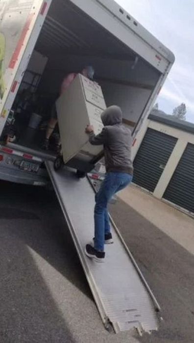 Грузчики Днепр - услуги грузчиков недорого. Много грузчиков