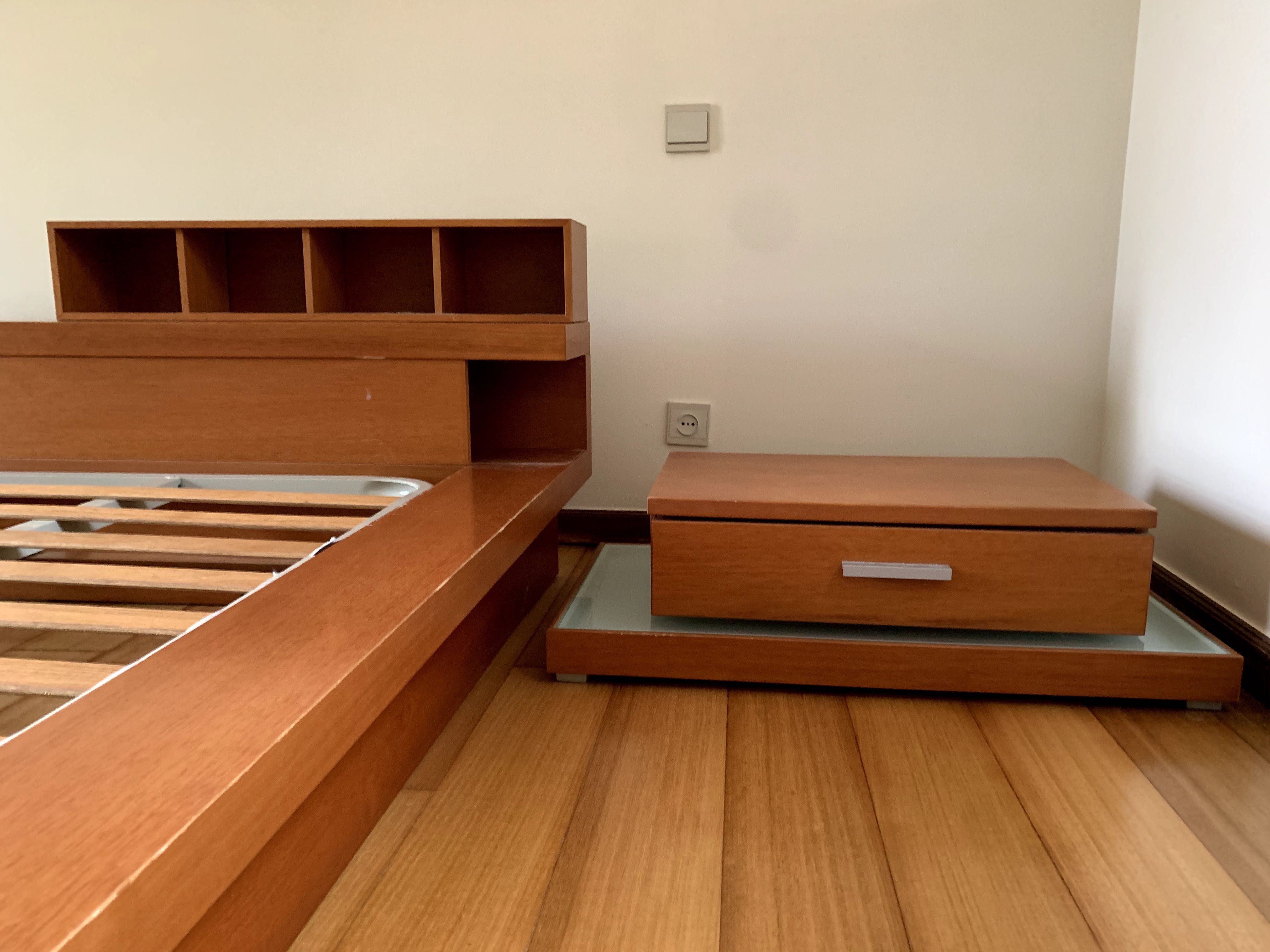 Conjunto de quarto - cama, cómoda, mesa de cabeceira