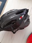 Czarny kask na rower
