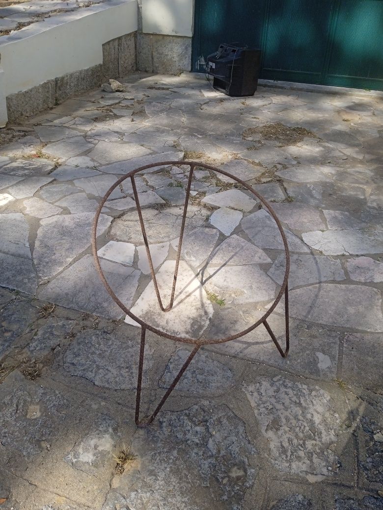 Base de cadeiras ,ferro com ferrugem