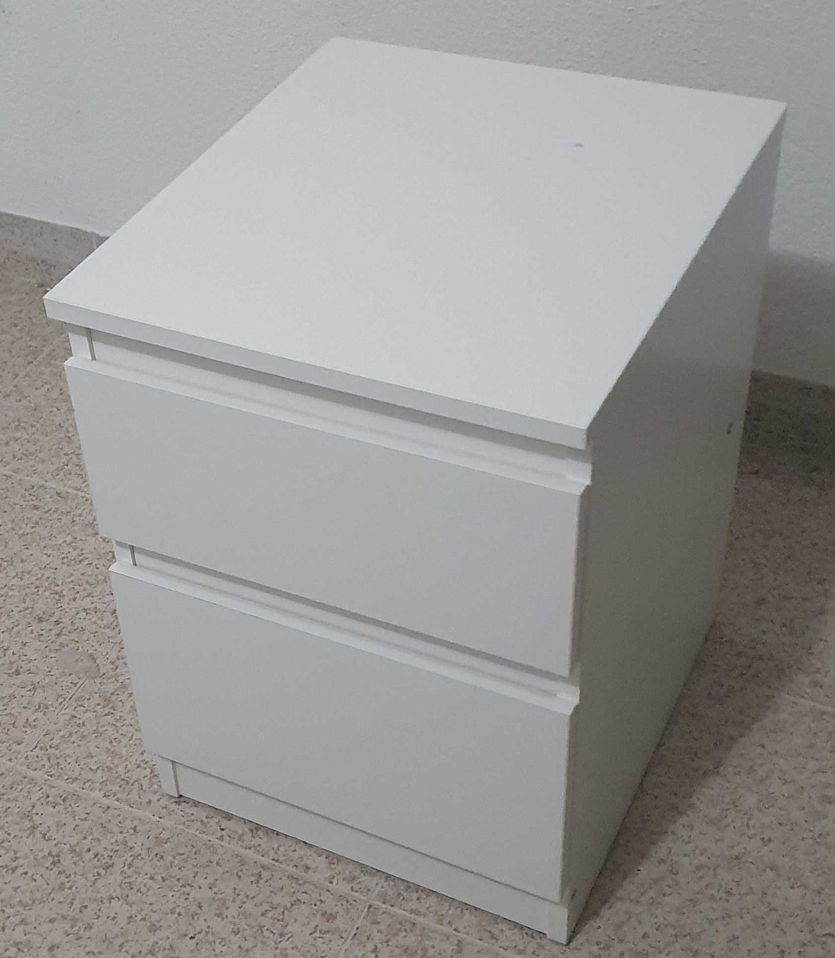 Mesa de Cabeceira Branca com 2 Gavetas–Compacta,Funcional. Bom Estado.