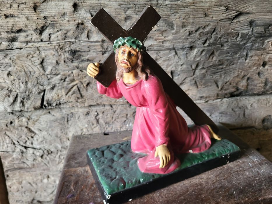 Figurka Pan Jezus dźwigający krzyż Droga krzyżowa