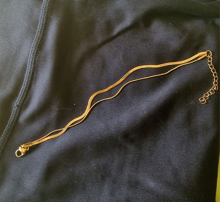 Pulseira dourada em aço