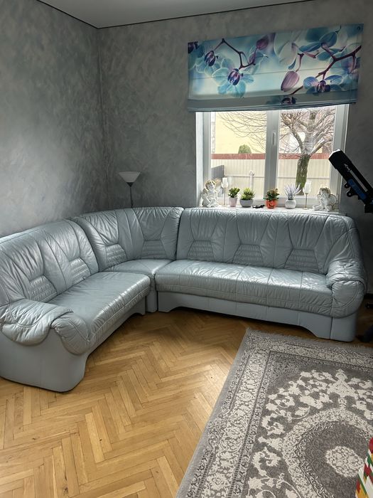 Кутовий диван шкіряний голубий