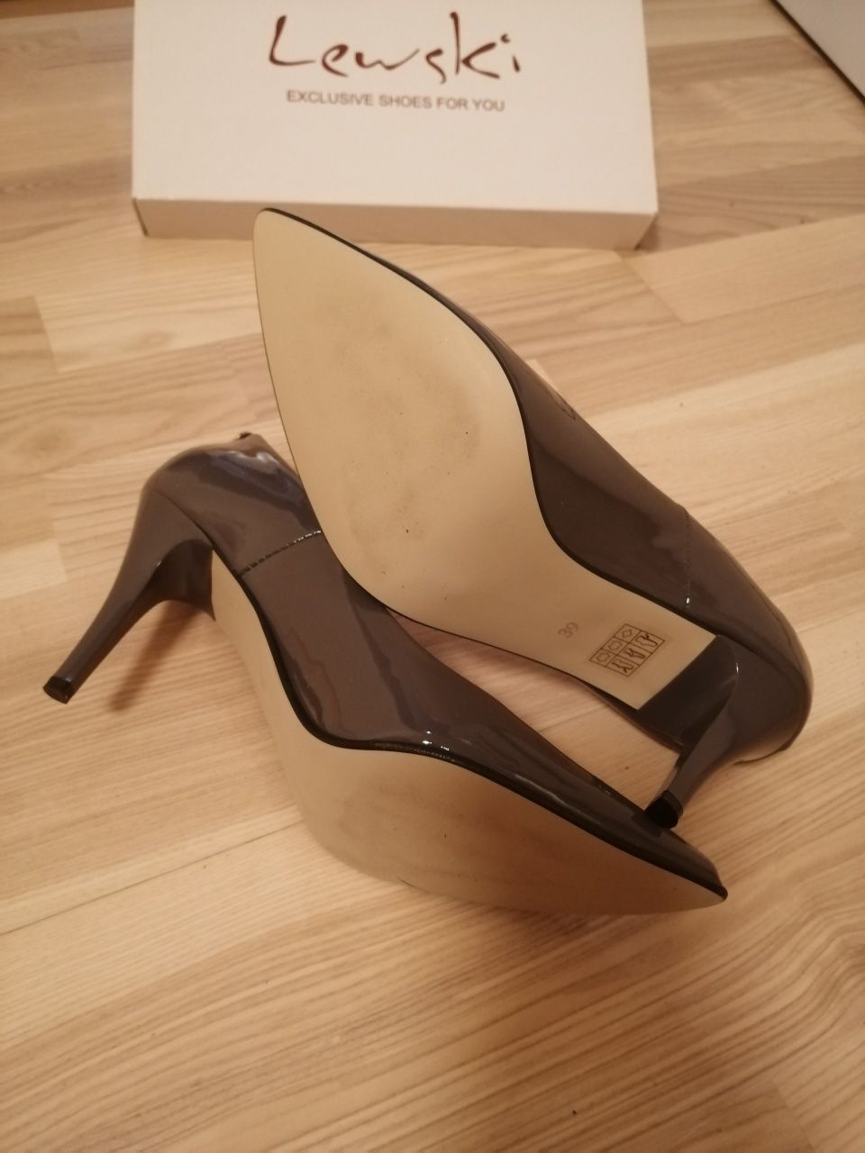 Nowe lakierowane szpilki R. 39