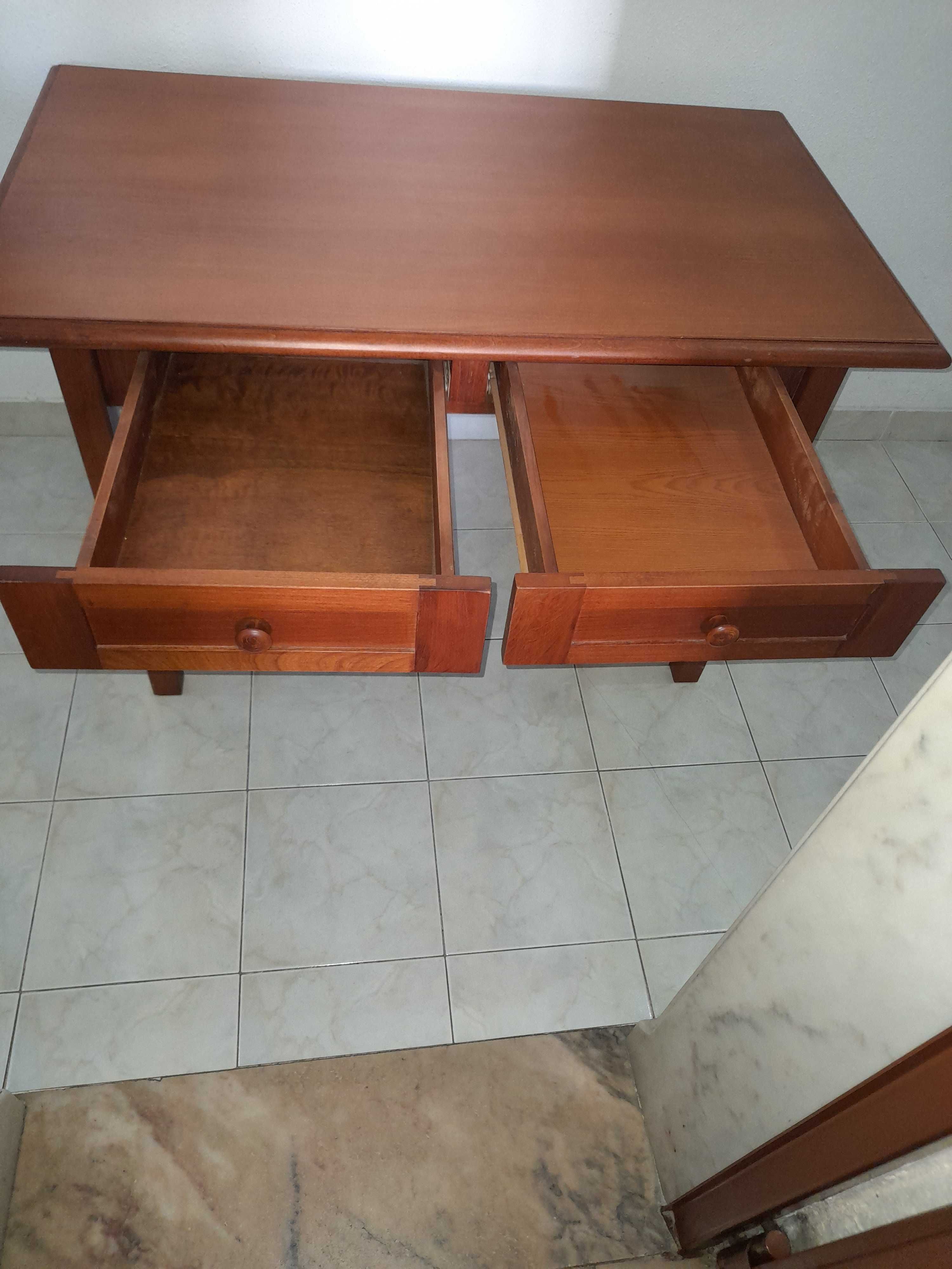 Mesa de cozinha,ou salamadeira maciça, com duas gavetas, ler descrição
