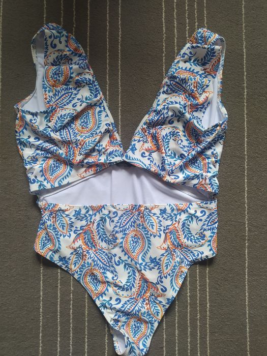 Strój kąpielowy jednoczęściowy z ozdobnym wycięciem na brzuchu