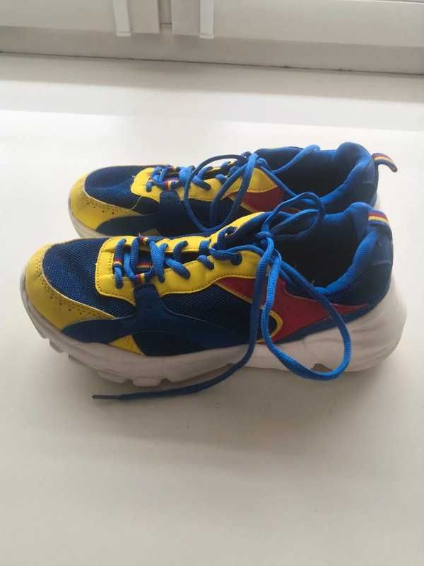 Żółto-niebieskie sneakersy damskie z kolekcji Lidl Esmara