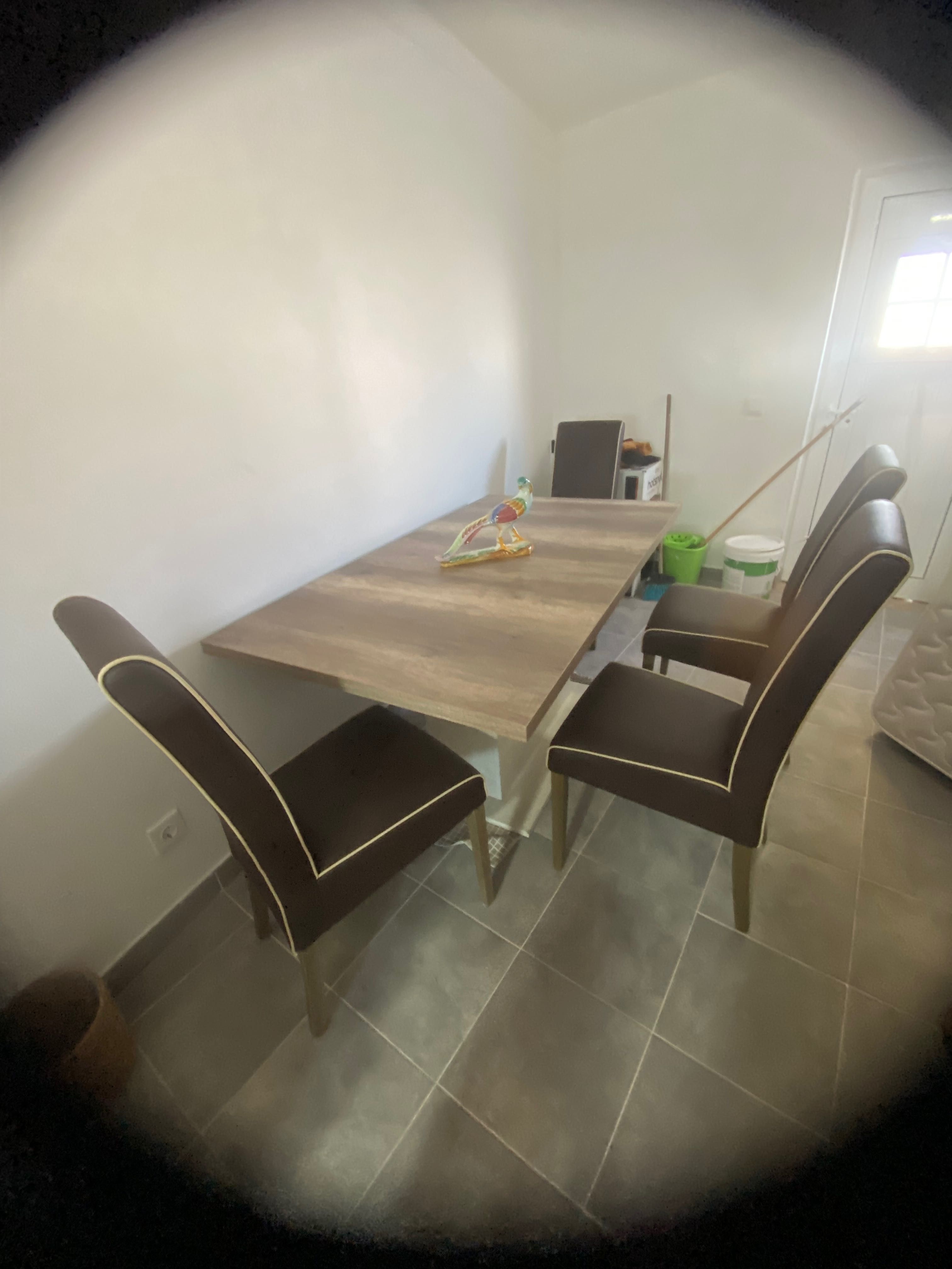 Mesa em madeira com 4 cadeiras