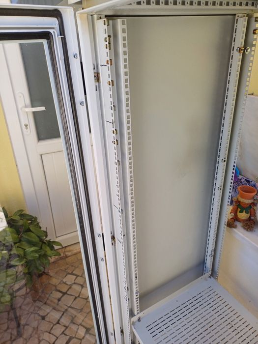 RACK SCHROF para instalação de equipamentos electrónicos profissionais